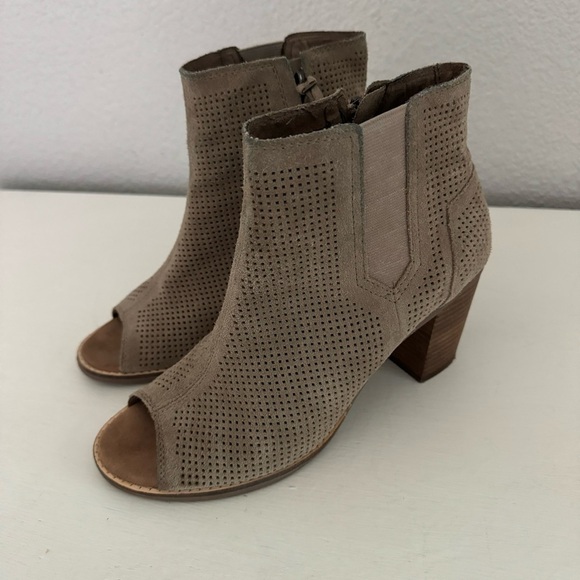 Toms Majorca Taupe Suede Perforated Peep Toe Booties Size 8.5 - Picture 1 of 12